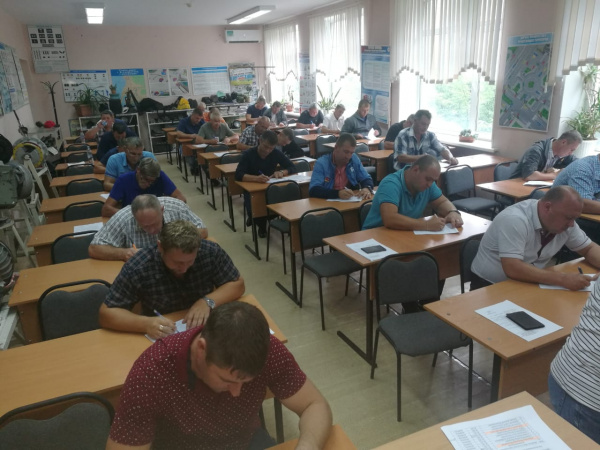 В пункте выездного обучения Академии АСМАП во Владивостоке состоялся выпуск 77 водителей-международников